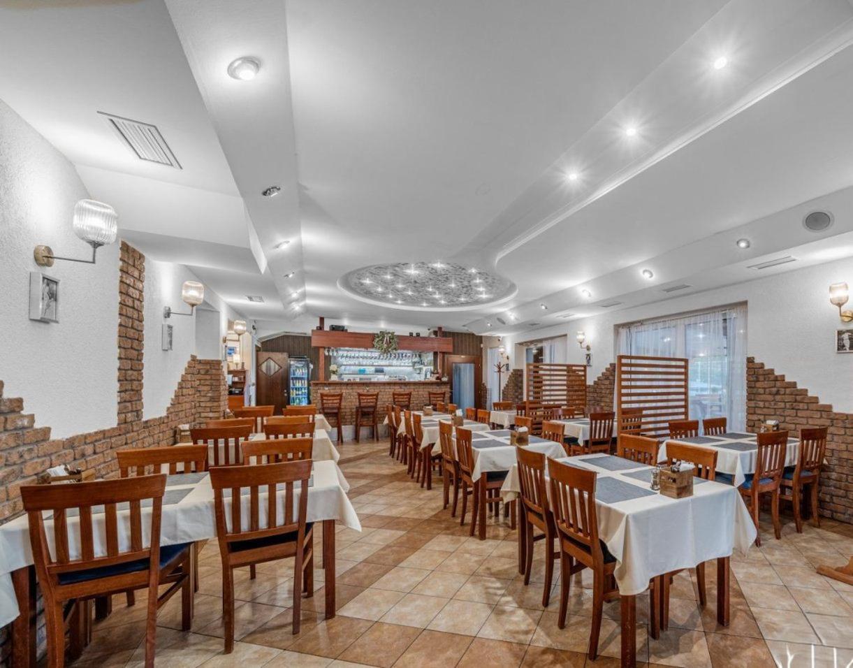 Raketa Residence, Restaurant & Hotel Prievidza Luaran gambar